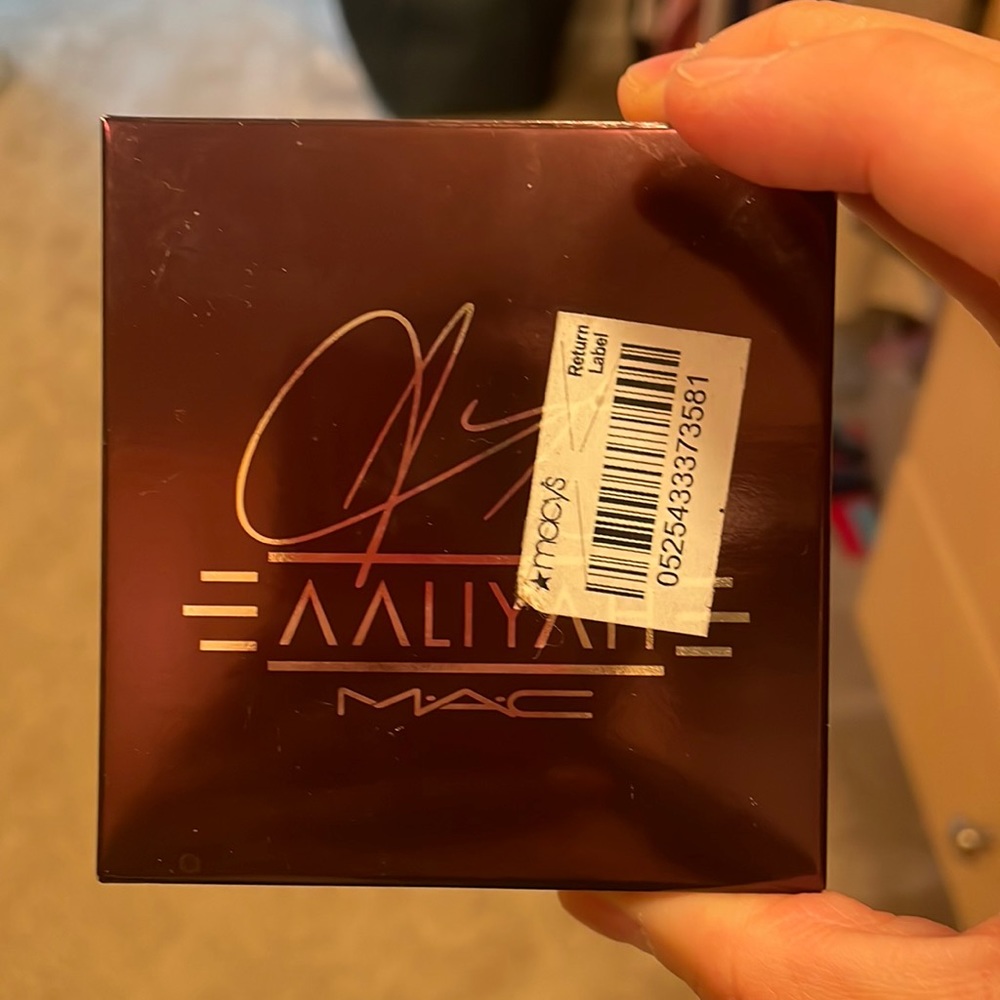 MAC AALIYAH X MAC AGE AIN’T NOTHING PALETTE